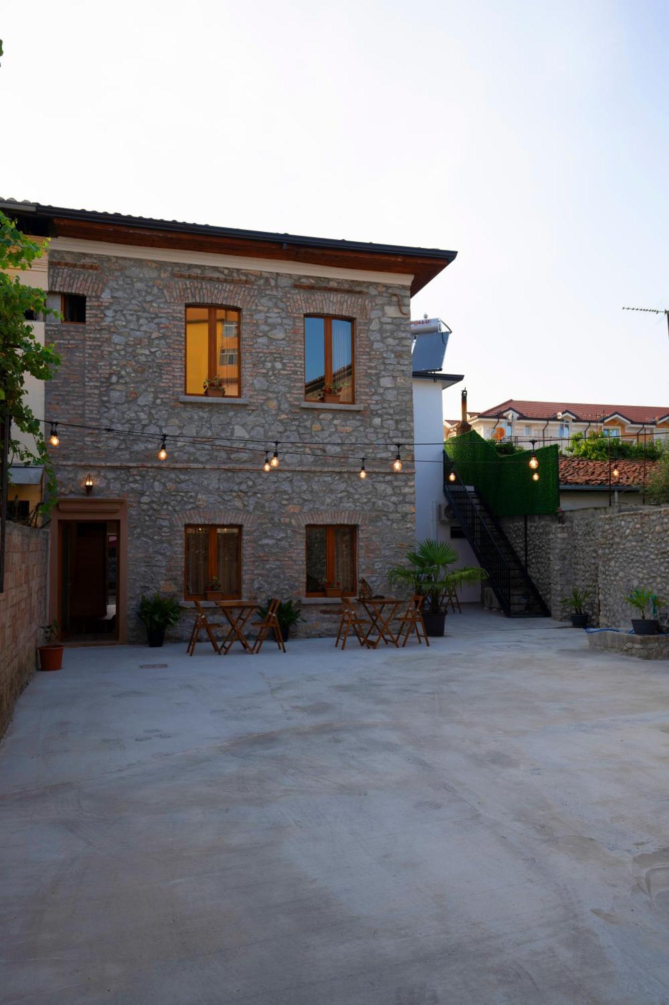 Intown Guesthouse Шкодер Экстерьер фото