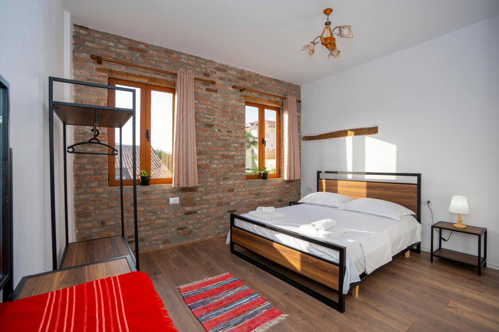 Intown Guesthouse Шкодер Экстерьер фото